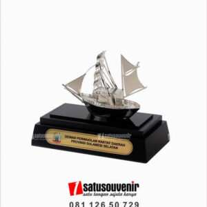 Souvenir Miniatur Kapal Layar Dewan Perwakilan Rakyat Daerah Provinsi Sulawesi Selatan SM123
